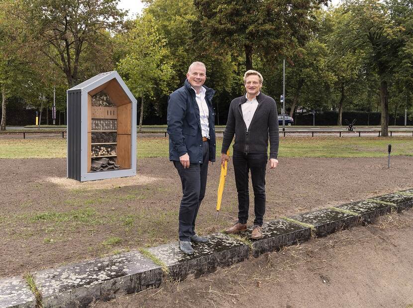 CFO van Heijmans, Gavin van Boekel en ecoloog Raoul van Acker staan voor het insectenhotel, de Bijmans ONE