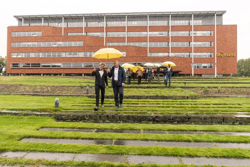 Ecoloog Raoul van Acker en CFO Heijmans Gavin van Boekel in de bedrijfstuin van Heijmans