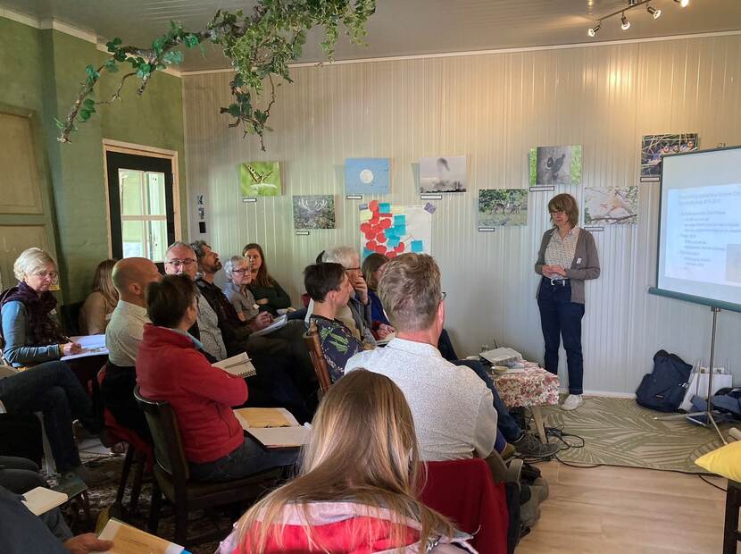 Deelnemers aan de kennismakingsbijeenkomst bijenlandschappen zitten in de zaal tijdens een presentatie