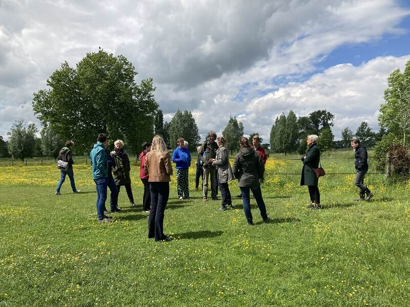 Deelnemers in groen landschap tijdens wandeling zichtlocatie Kuilenburgerpolderproject